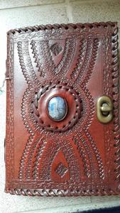 Fabriqués sur mesure dans différents modèles, revues en cuir avec des pierres utilisant des motifs complexes fabriqués à l'aide de papiers faits à la main en coton - Product Image 3