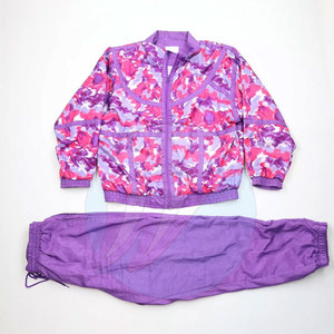 Conjunto cortavientos con estampado de camuflaje para mujer de estilo único, conjunto de 2 piezas de estilo informal con cuello levantado hecho en Pakistán para Primavera/Verano - Product Image 1