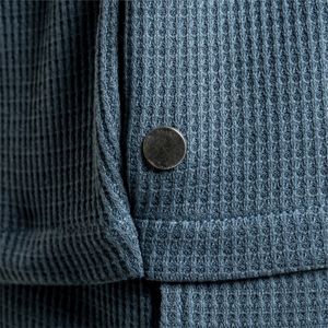 Chemise coupe décontractée en ardoise-Design en tissu texturé avec ourlet pour un look élégant et confortable, décontracté, streetwear - Product Image 3