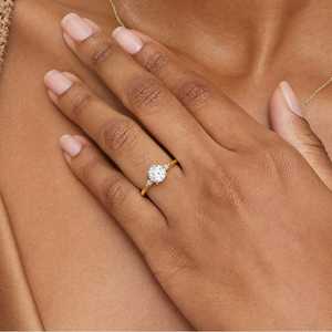 Anillo de Compromiso de Acero Inoxidable con Tres Piedras de Moissanita Corte Marquesa, Diseño Elegante para Cualquier Ocasión - Product Image 4