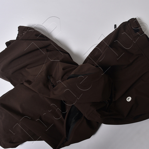 Pantalon de neige à jambes larges de couleur marron tendance avec tissu respirant, rangement fonctionnel et ourlet réglable pour une utilisation par temps froid - Product Image 3
