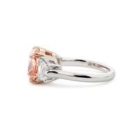 Anillo de Tres Piedras con Diamante Cultivado en Laboratorio de Color Rosa Intenso de 3.00CT, Corte Cojín, Certificado IGI, en Oro Blanco y Rosa de 14K para Mujer