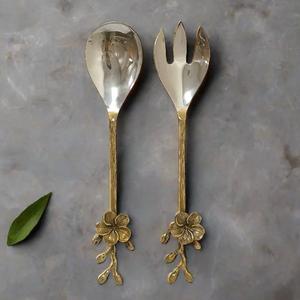 Ensemble de serveurs à salade tendance en acier inoxydable, ustensiles de service en métal doré de qualité supérieure à motif floral pour les marques de maison et de style de vie - Product Image 1