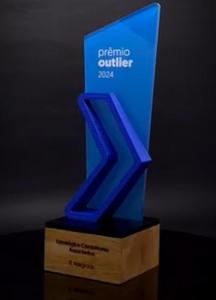 Trophée personnalisé Artfulcosmos en acrylique bleu avec base en bois pour les réalisations exceptionnelles - Product Image 2