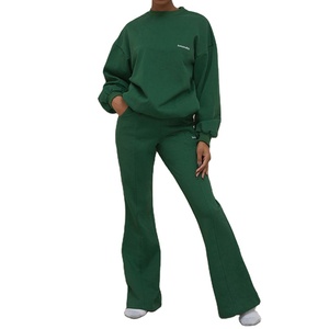 Ensemble deux pièces streetwear personnalisé avec logo OEM, pantalon court évasé pour femme, 100% coton écologique, sweat à capuche en molleton - Product Image 1