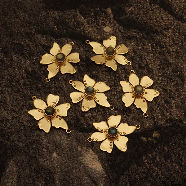 مستلزمات موصلات الأحجار الكريمة الدائرية مجوهرات تصميم زهور مطلية بالذهب حلقة واحدة قرط أو قلادة سحر إضافة على، W-4311