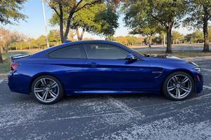 Voiture d'occasion haut de gamme 2023 BMW M4 Competition xDrive Cabriolet ~3 200 milles, 503 ch, moteur turbo 6 cylindres - Product Image 2