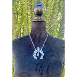 Collier Naja en turquoise et argent sterling, objet de collection culturelle de Marie Tsosie Golden Hill - Product Image 2