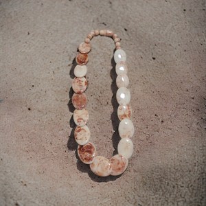 Venta al por mayor de joyería de resina de primera calidad verde marrón ovalado Collar para mujer Collar corto de resina nueva llegada joyería atrevida para la venta - Product Image 2