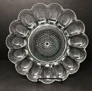 Plato de vidrio puro con diseño en relieve floral adecuado para colecciones de vajilla de inspiración vintage u ocasión romántica - Product Image 4