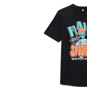 Camiseta de algodón de manga corta con cuello redondo y ajuste holgado para hombre, estilo urbano, con estampado gráfico de personaje alienígena energético y logo frontal con efecto tie-dye. - Product Image 4