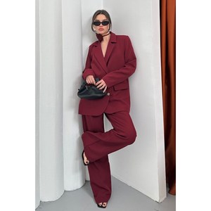 Giacca da donna con doppio Blazer tailleur pantalone con accessorio rosa e dettaglio con bottone a gamba larga - Product Image 1