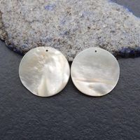 Boucles d'oreilles ou pendentifs en nacre sculptée pour bijoux par gm impex