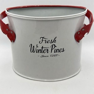 Jardinière de Noël en métal Yule Glow conçue pour améliorer la décoration hivernale extérieure avec un artisanat durable de style vacances classique - Product Image 3