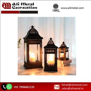 Lanterne bougeoir en bois moderne avec cadre naturel pour les ajouts décoratifs de tous les jours et de Noël - Product Image 2