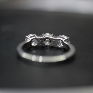 Bague pour femme avec diamant rond taille brillant, sertie à 4 griffes, 3 pierres - Product Image 2