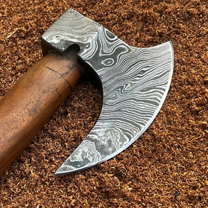 Hacha de Acero de Damasco Tomahawk de 18 Pulgadas de Longitud Total, Hecha a Mano, de Grado Industrial, con Empuñadura de Cuero y Madera de Fresno, de Steel Craft International - Product Image 4