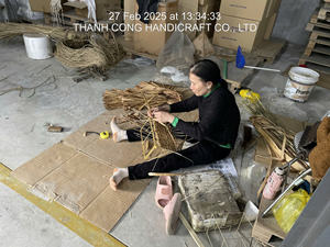 Vente en gros urne artisanale en bois laqué avec finition traditionnelle vietnamienne pour les cendres humaines funérailles commémoratives OEM - Product Image 6