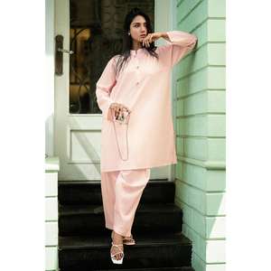 ชุดเซ็ตสีชมพูพิมพ์ลายริ้วแบบย่นสำหรับผู้หญิง ชุดลำลองสองชิ้น กางเกงขาสั้น ผ้าเครป สำหรับฤดูใบไม้ผลิ/ฤดูร้อน - Product Image 3