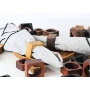 Elegantes servilleteros de madera con diseño minimalista para mesas modernas y que complementan perfectamente la vajilla neutra - Product Image 5