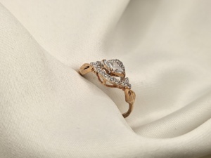 แหวนเงินแท้ 925 ประดับเพชรเลี้ยงในห้องปฏิบัติการ ดีไซน์วินเทจรูปปีก วงแหวนนิรันดร์ สำหรับหมั้น ได้รับการรับรองจาก IGI แบบฝังเพชรแบบช่อง สำหรับผู้หญิง - Product Image 3