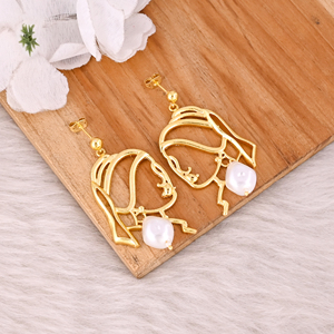 Boucles d'oreilles pendantes minimalistes en laiton faites à la main pour femmes, perles et pierres précieuses, bijoux légers de forme libre, vente en gros en Inde - Product Image 3