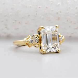 Bague de fiançailles pour femme en diamant taille émeraude vintage certifié IGI avec sertissage à 4 griffes et pierres latérales en filigrane - Product Image 2