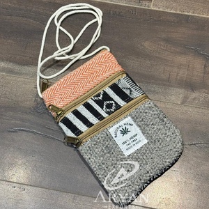 Bolso bandolera de cáñamo del Himalaya con múltiples bolsillos hecho a mano, Bolso pequeño ecológico, billetera de cuello de viaje de estilo bohemio, India - Product Image 1