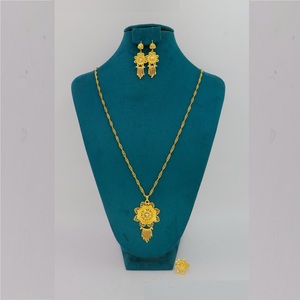 Conjunto de colgante chapado en oro Conjunto de colgante tradicional de fiesta de joyería india de aspecto dorado de alta calidad con pendientes para mujer - Product Image 1