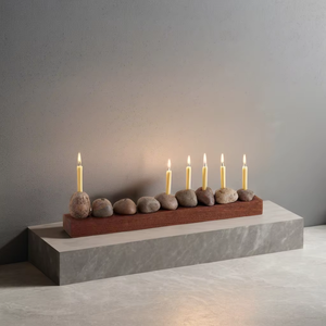 Menorá de Madera Artesanal para Hanukkah, Portavelas Escultural Único, Adorno Contemporáneo para Decoración Festiva - Product Image 1