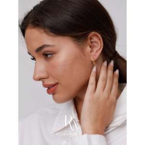 Boucles d'oreilles créoles torsadées délicates plaquées or 18 carats, non ternissantes, légères et tendance, cadeau idéal pour elle, pour maman - Product Image 4