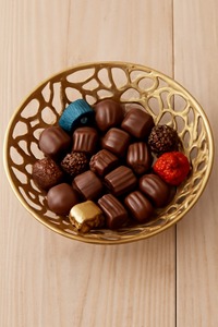 Bandeja decorativa de metal para servir, Perfecta para servir chocolates, dulces y delicias festivas en un estilo lujoso - Product Image 2