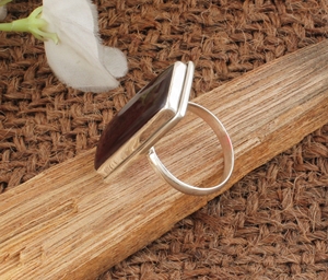 Anillo de Plata de Ley 925 con Diseño Moderno y Cuarzo Rojo, Joyería Elegante Hecha a Mano con Gema Roja para Mujer - Product Image 6