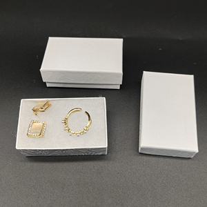 Z21G # Kotak Penyimpanan Perhiasan Hadiah dari Karton Berlapis Emas Ukuran 21, <span class=keywords><strong>2</strong></span>-1/<span class=keywords><strong>2</strong></span> X 1-1/<span class=keywords><strong>2</strong></span> X 7/8, Diisi Kapas, Kotak Cincin Kecil - Product Image 5