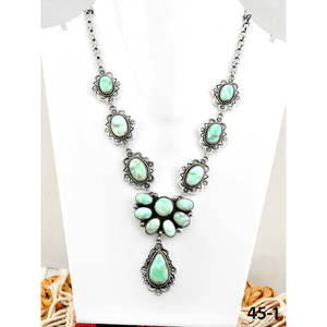 Collier artisanal du Sud-Ouest avec turquoise Paloma et argent sterling, motifs classiques de fleurs, d'ancres et de chiffres, chaînes à perles - Product Image 1
