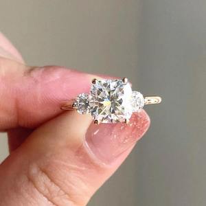 Bague en or 10 carats avec diamant moissanite de qualité supérieure, fabrication artisanale, bijou unique, cadeau pour femme, disponible en gros - Product Image 3