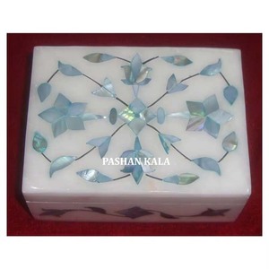 Boîte à bijoux rectangulaire en marbre blanc pur avec incrustation de nacre bleue en forme de fleur, idéale pour les cadeaux de mariage - Product Image 1