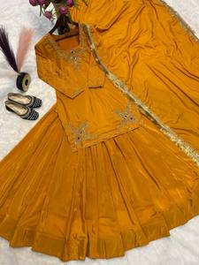Conjunto de Kurta Lehenga Amarillo de Seda de Último Diseño, Bordado con Lentejuelas y Zari, Estilo Indio-Pakistaní, para Bodas, Fiestas y Eventos Tradicionales, Ropa para Mujer - Product Image 4