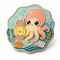 Maßgefertigte moderne antike Imitations-Oktopus-Laterne aus Emaille mit vergoldeter Oberfläche, Unterwasser-Meeresthema, Goldfisch-Brosche/Anstecker