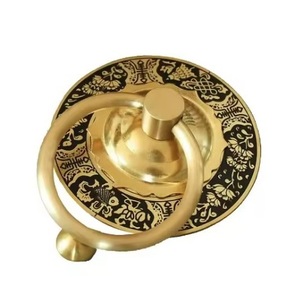 Aldabas de puerta de metal resistente de alta calidad Diseño moderno de lujo Resistente a la intemperie Acabado dorado duradero Elegante - Product Image 5