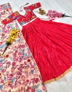 Esta temporada festiva usa Chinnon suave con hermoso espejo con estampado de Kalamkari y trabajo de piedra Fancy Lahenga Choli para mujer - Product Image 3