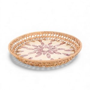 จานเปลือกหอยมุกสไตล์โบฮีเมียนเหนือกาลเวลา พร้อมขอบหวายทำมือ สำหรับตกแต่งโต๊ะอาหารแบบคลาสสิก ตกแต่งภายในบ้าน นำเข้าจากเวียดนาม - Product Image 1