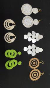 ต่างหูแบบห้อยทรงมงกุฎทำจากไม้สนโบราณ ประดับด้วยอำพัน ผสมผสานงานฝีมือแบบดั้งเดิมและทันสมัยอย่างลงตัว - Product Image 3