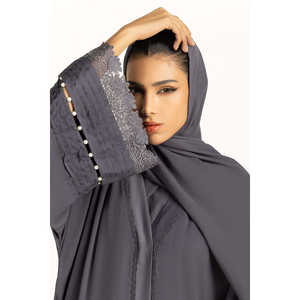 Abaya en viscose georgette de style minimaliste brodée avec un foulard brodé en tissu tissé IPAB-22137 - Product Image 3