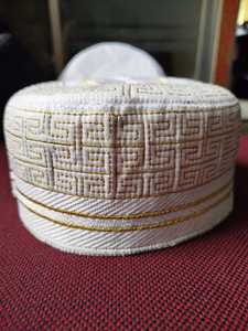 Nueva gorra de oración musulmana al por mayor Sombrero con textura dorada bordada Bugis Sandal Kufi Topi Corona rígida de Bangladesh. - Product Image 3