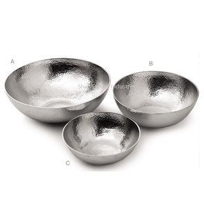 Bol de service en métal de forme ronde martelé couleur argent en trois tailles différentes pour servir des bols à salade et à soupe - Product Image 1