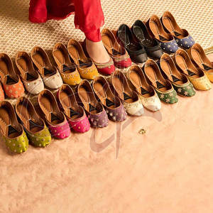 Nouvelles Khussas pour femmes, style tendance, antidérapantes, en cuir véritable de haute qualité, design élégant, taille et couleur personnalisables, légères - Product Image 4