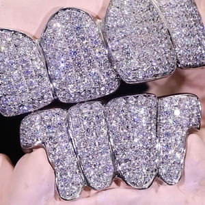 ชุดฟันด้านบนและล่างสุดสวยทำจากเพชร VVS1ฮิปฮอปประกายวิบวับแบบกำหนดเองสีขาวทอง - Product Image 3