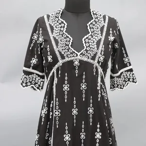 最新时尚西方连衣裙，风格化v领，细节带蕾丝定制ODM，印度棉制齐膝