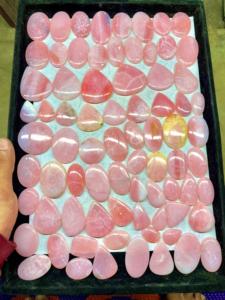 Collar con colgante de piedra de cristal natural cabujón de ópalo rosa al por mayor para mujer fabricación de joyas de piedras preciosas pulidas - Product Image 3